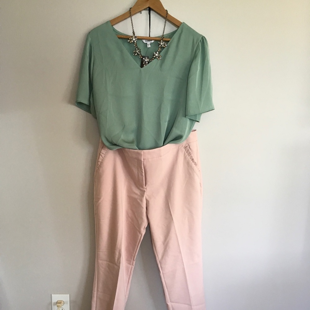 Express Mid Rise Ruffle Pocket Ankle Pant in Pink